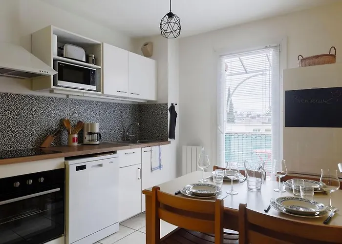 Nicolas - 2 Chambres, Balcon, Parking Prive, Clim דירה *